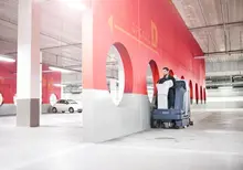 Laveuse en service dans un stationnement