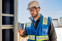 homme sur un chantier équipé de tourniquets