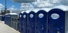 Rangée de toilettes portatives