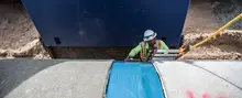 Travailleur dans une tranchée portant un EPP