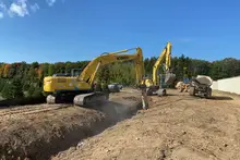 Excavatrice creusant une tranchée