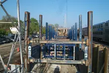 Système à rails coulissants installé sur un chantier
