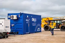 Travailleur se dirigeant vers un conteneur de fournitures à la demande