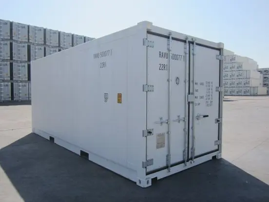 Portes cargo extérieures d’un conteneur d’expédition réfrigéré blanc