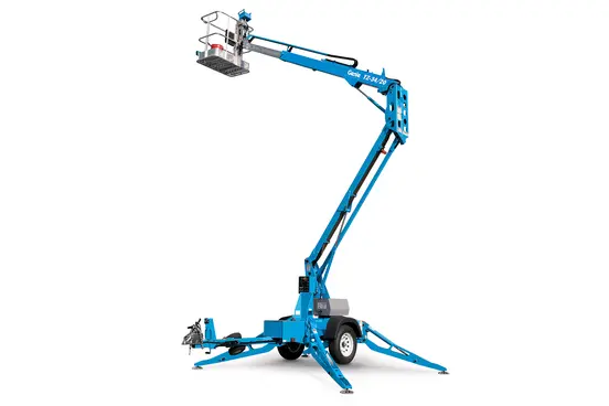 Vue frontale d’une nacelle élévatrice Genie bleue avec bras déployé, stabilisateurs et panier argenté.
