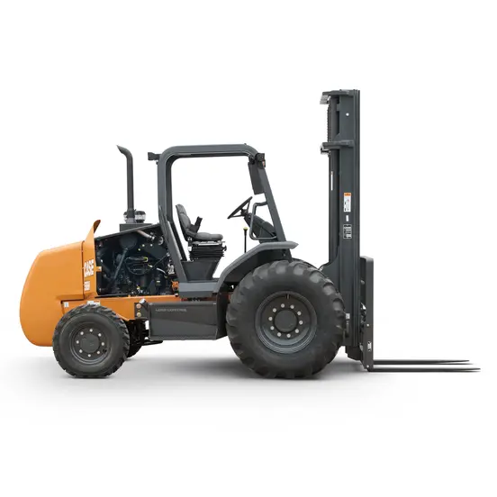 Vue latérale d’un chariot élévateur à fourche tout-terrain orange avec pneus noirs, mât de levage droit et fourches noires déployées.