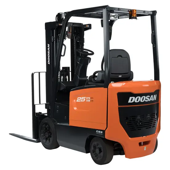 Vue arrière en angle d’un chariot élévateur d’entrepôt Doosan orange et noir avec mât noir, fourches et cabine ouverte.