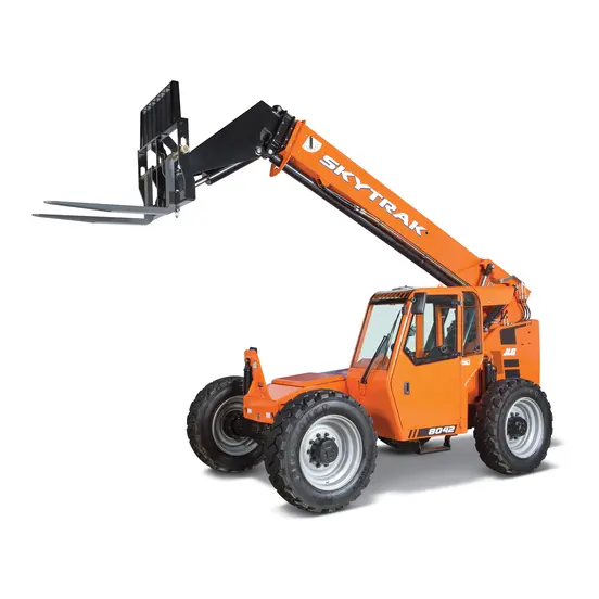 Vue latérale d’un chariot élévateur à portée variable SkyTrak orange avec flèche déployée, fourches et cabine fermée.