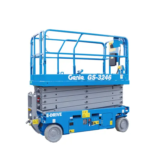 Vue latérale d’une plateforme élévatrice à ciseaux Genie bleue rétractée avec barre de retenue.