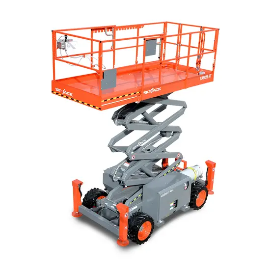 Vue latérale d’une plateforme élévatrice à ciseaux orange partiellement déployée avec base grise, roues noires et garde-corps de sécurité.