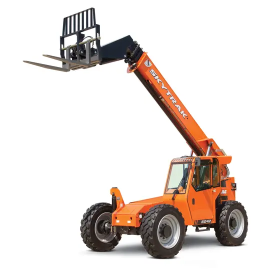 Vue avant en angle d’un chariot élévateur à portée variable SkyTrak orange avec flèche déployée, fourches noires et cabine fermée.