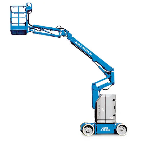 Vue latérale d’une nacelle élévatrice articulaire Genie bleue avec panier en position élevée.
