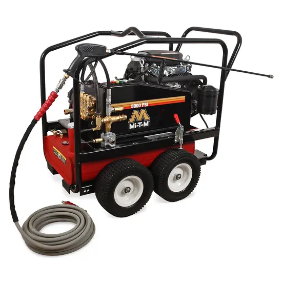 Laveuse à pression Mi-T-M 345 bar noire et rouge utilisée pour laver une pièce de machinerie lourde