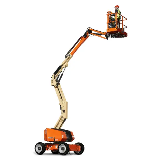 Vue latérale d’une nacelle élévatrice orange avec bras déployé et opérateur dans le panier.